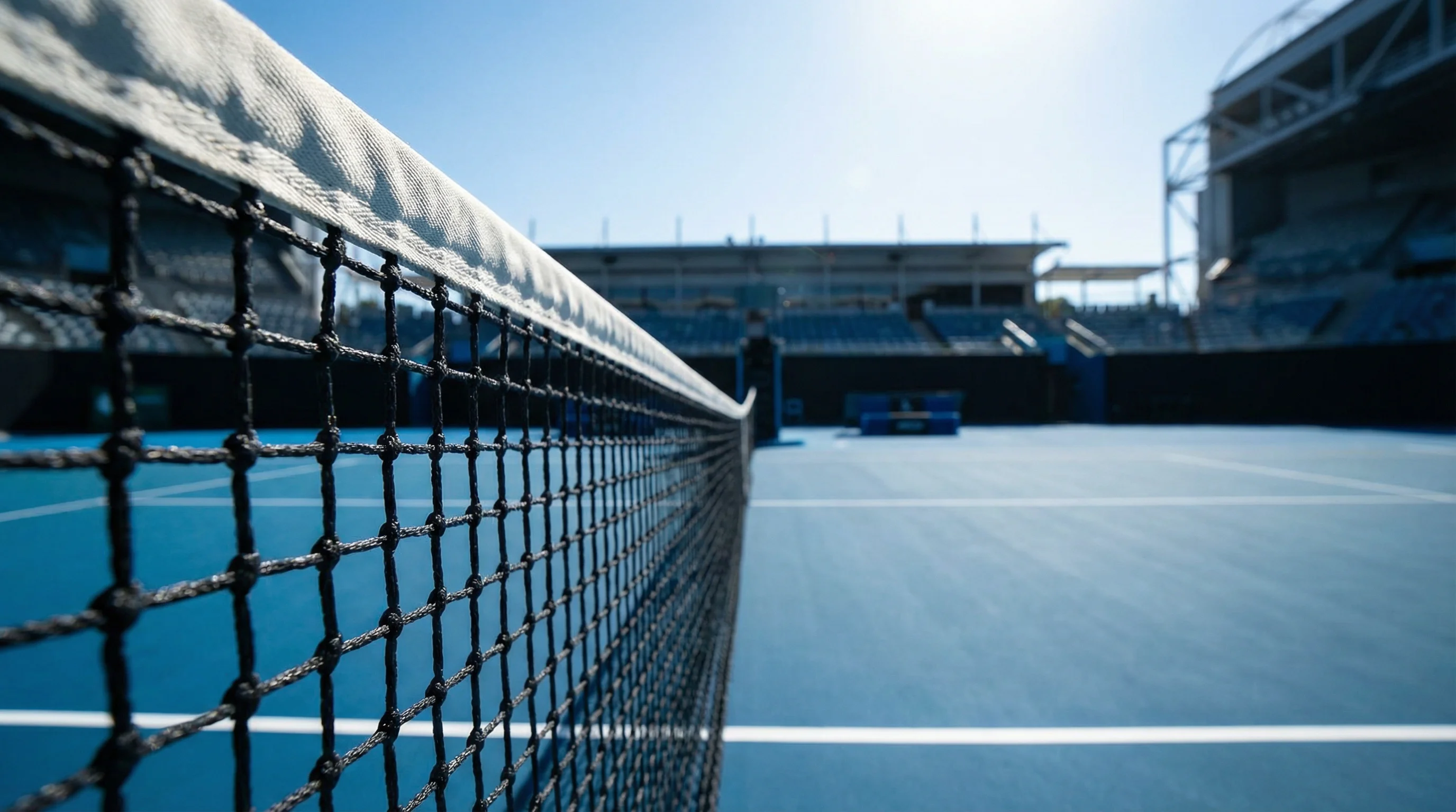 Blauer Hartplatz der Australian Open in Melbourne unter strahlendem Sonnenschein