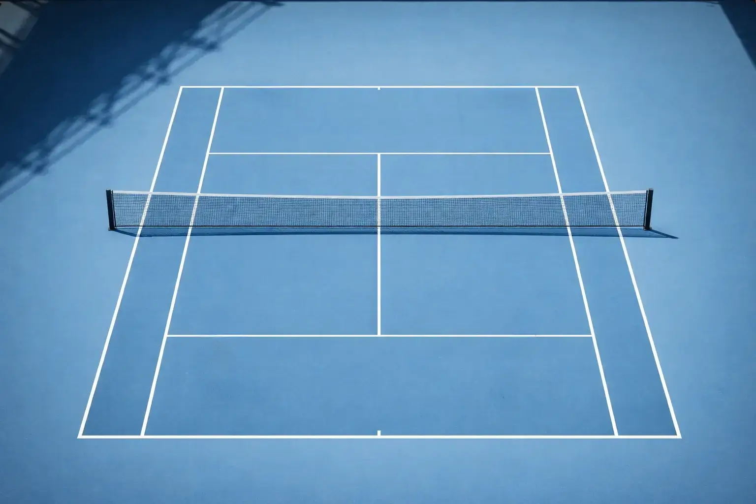 Tennisplatz aus der Vogelperspektive während eines Doppelspiels