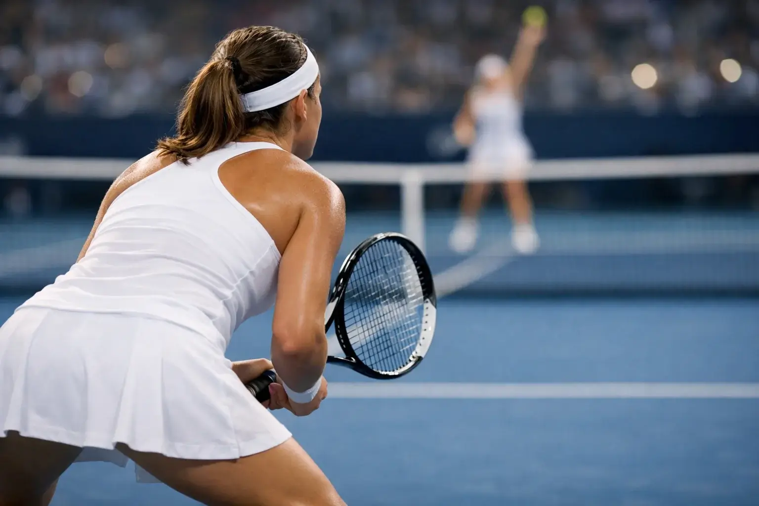 Tennisspieler wartet konzentriert auf den Aufschlag seines Gegners